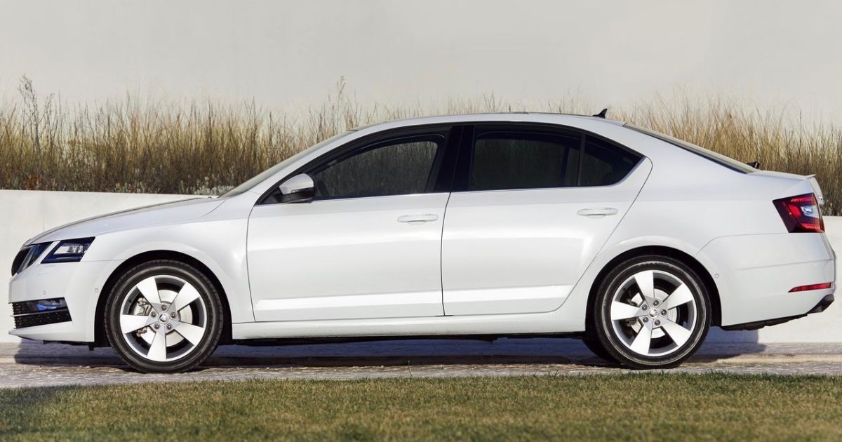 Журналісти знайшли в соцмережах білу Skoda, котра фігурує в нападі у центрі Одеси