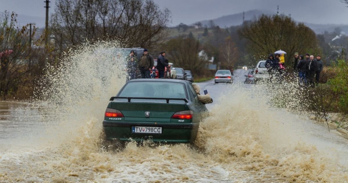 Синоптики лякають паводками та радують прогнозом температури до 13 градусів