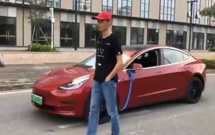 Сеть насмешило видео с Tesla Model 3, которую "ведут" на поводке
