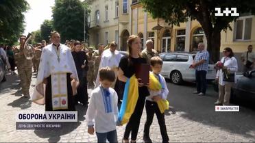 Попрощалися із 34-річним добровольцем на Закарпатті люди прийшли у вишиванках і з квітами - ТСН