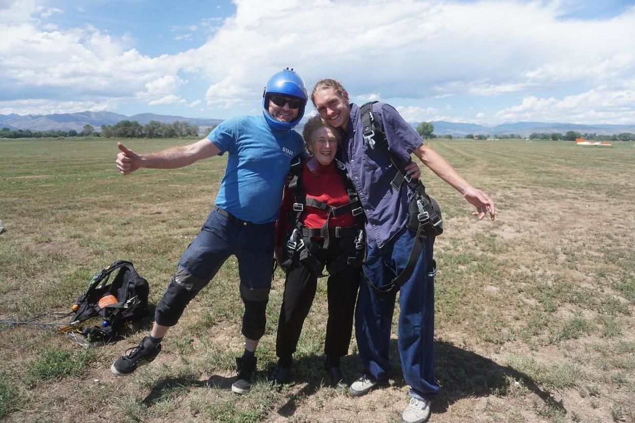 Кім Кнор з інструктором та онуком / Фото: COURTESY / MILE-HI SKYDIVING CENTER / © 