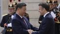 Президент Франції Еммануель Макрон вітає президента Китаю Сі Цзіньпіна перед зустріччю в Єлисейському палаці 6 травня