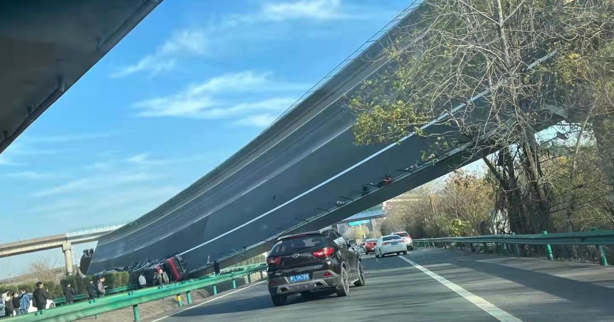 В Китае обрушился пандусный мост: есть жертвы (фото, видео)