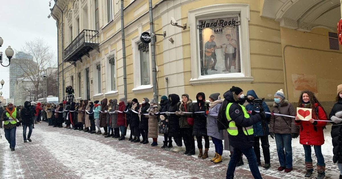 "Любов сильніша за страх": у Росії почалися акції на підтримку Навальних й інших політв'язнів (фото, відео)