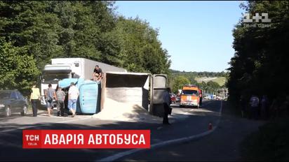На Прикарпатье рейсовый автобус столкнулся с грузовиком, один человек погиб
