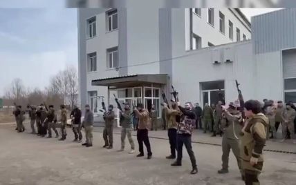 "Ми воюємо з ідіотами": російський воєнкор "засвітив" базу окупантів і по ній вдарили ЗСУ (відео)