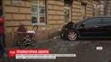 Маму с одномесячным ребенком на тротуаре чуть не раздавила легковушка в Львове