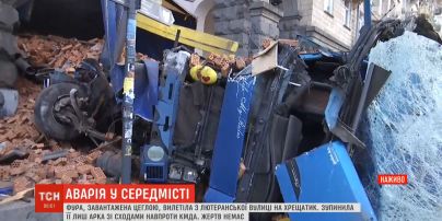 Напротив здания Киевской городской администрации грузовик с кирпичом перевернулся на тротуаре