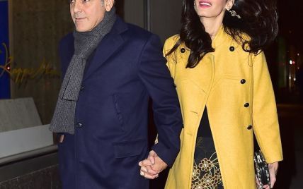 Джордж Клуни с супругой Амаль попали в объективы папарацци, направляясь в ресторан