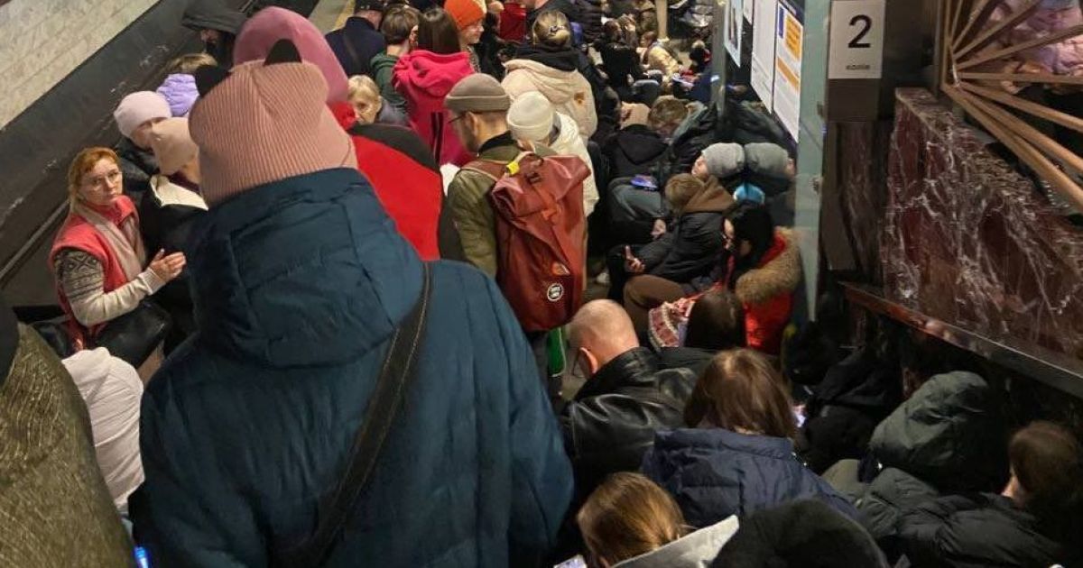 Киевляне прячутся в метро от взрывов