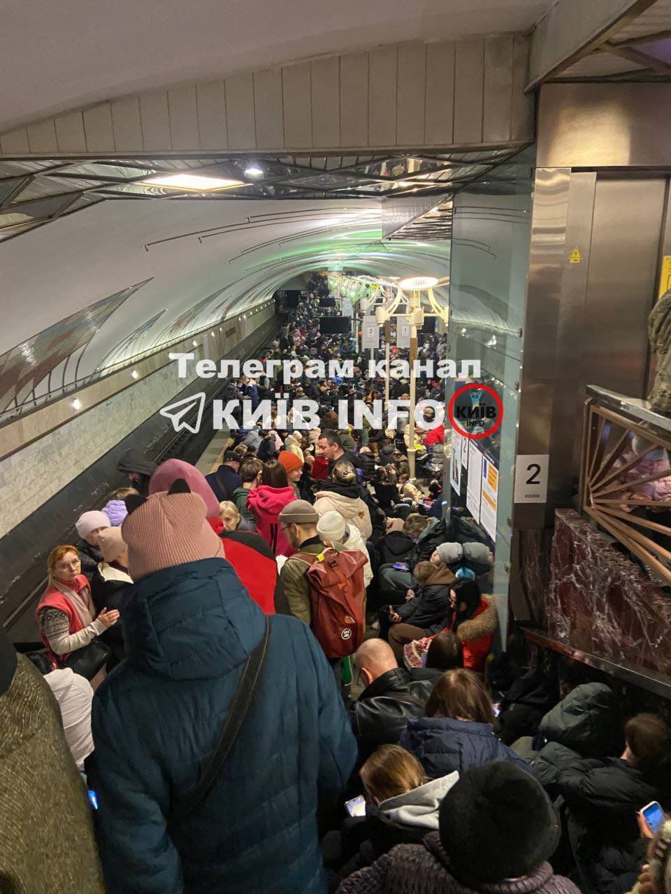 Люди в київському метро під час ракетної атаки 21 березня / Фото з соцмереж / © із соцмереж