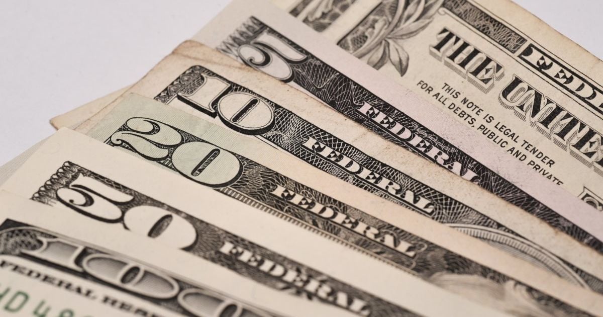 Курс валют на 15 декабря: сколько стоят доллар и евро