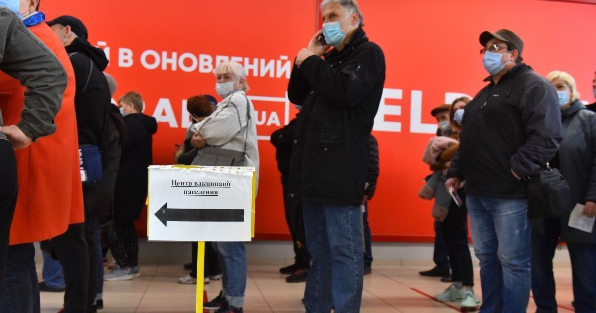 Как вакцинироваться против COVID-19 и не заразиться в очереди: советы эпидемиолога