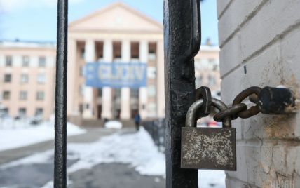 Два українські медуніверситети лихоманить: "тітушки" захопили ректорат, "неугодних" викладачів звільняють