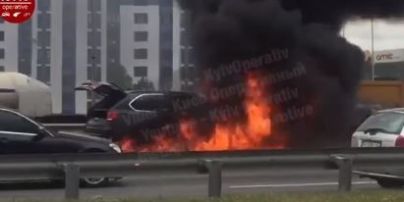 У Києві на трасі вщент згоріла елітна BMW X5