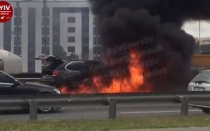 В Киеве на трассе дотла сгорела элитная BMW X5