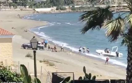 Банда контрабандистів в Іспанії штурмувала пляж, переправляючи мішки з наркотиками з катера на берег