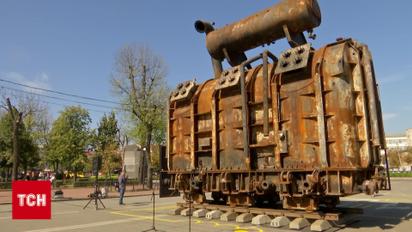 40-тонний “Орест” посеред Києва: ДТЕК відкрив незвичну арт-інсталяцію