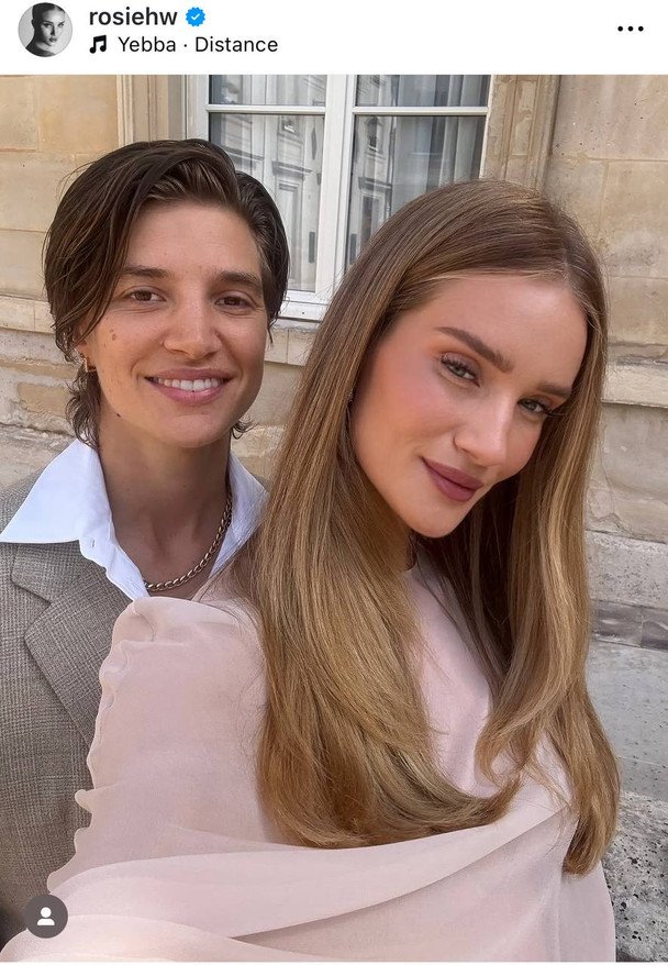 Рози Хантингтон-Уайтли с сестрой / © Instagram Рози Хантингтон-Уайтли