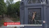 Активистка "Фемен" голышом взобралась на памятник Владимиру Великому