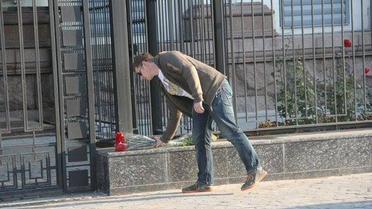 Квіти біля посольства РФ_02