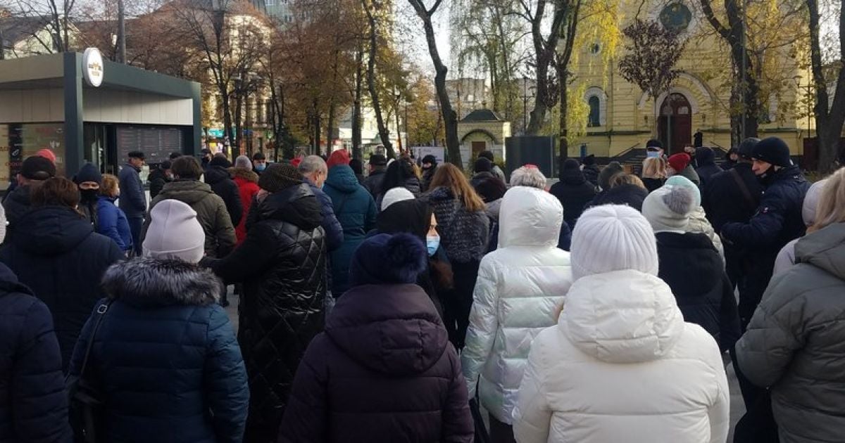 "Ставлять нас на межу закриття": у Рівному підприємці протестують через карантин вихідного дня