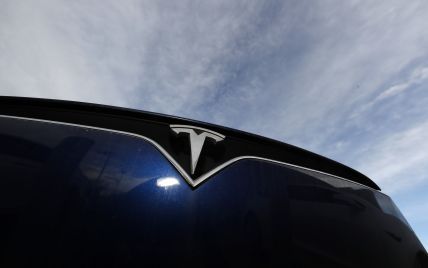 Автопилот Tesla перепутал рекламный флаг со светофором и отказался ехать: видео