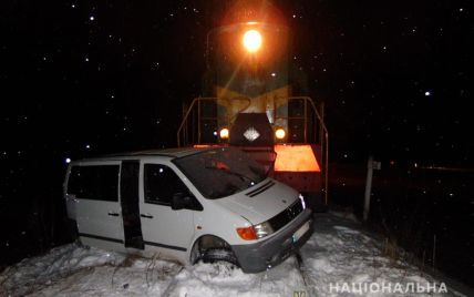 В Черновицкой области микроавтобус столкнулся с локомотивом