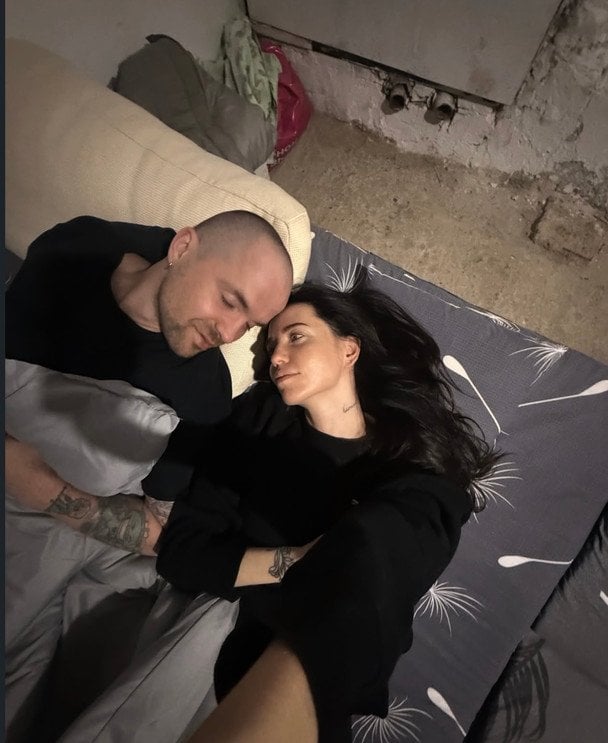 Надя Дорофєєво та Михайло Кацурін в укритті / © instagram.com/nadyadorofeeva