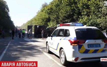 На Прикарпатье в смертельном ДТП перевернулись грузовик и автобус с людьми