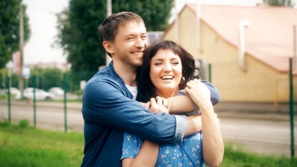 Оля Цибульська з чоловіком. Фото: скріншот з відео