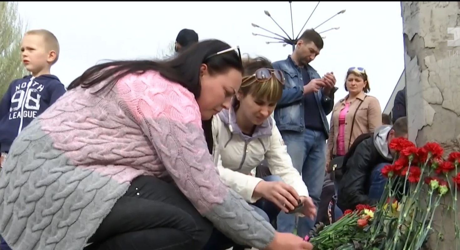 Жители Кривого Рога несут свечи и цветы к месту страшной аварии