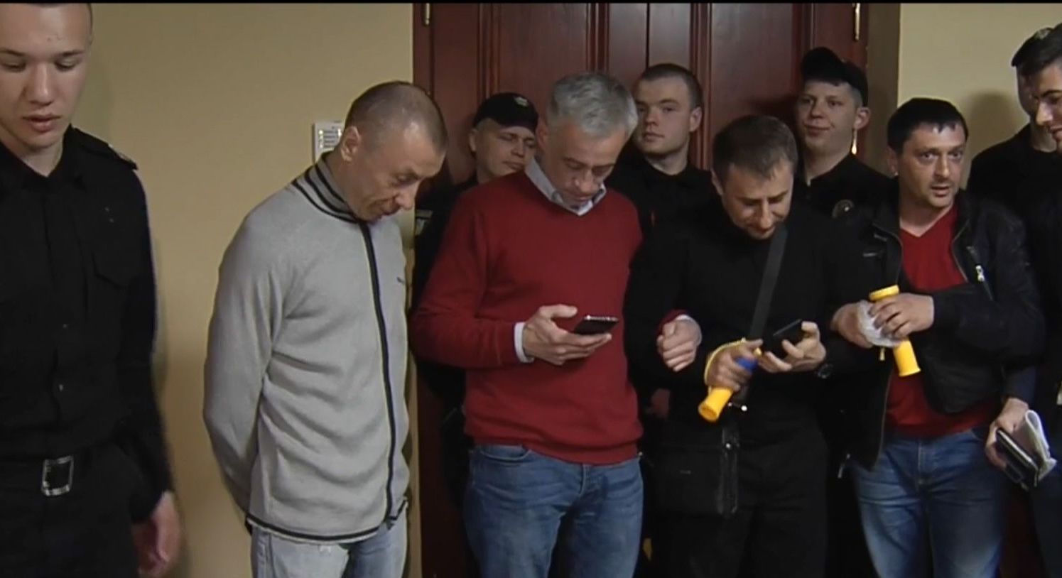 Активисты пытались заблокировать депутатов Киевсовета в сессионном зале
