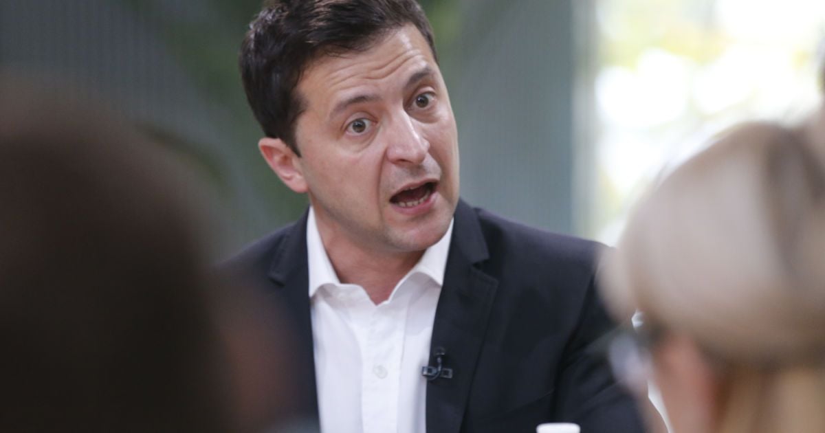 Зеленский пообещал распустить парламент, если "слуги народа" не перестанут "есть друг друга"