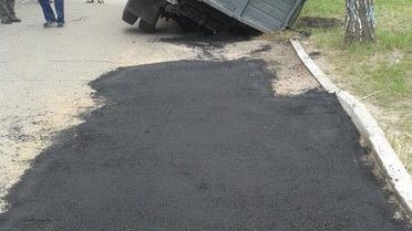 ЗІЛ потрапив у водопровідний колодязь / © 0542.ua
