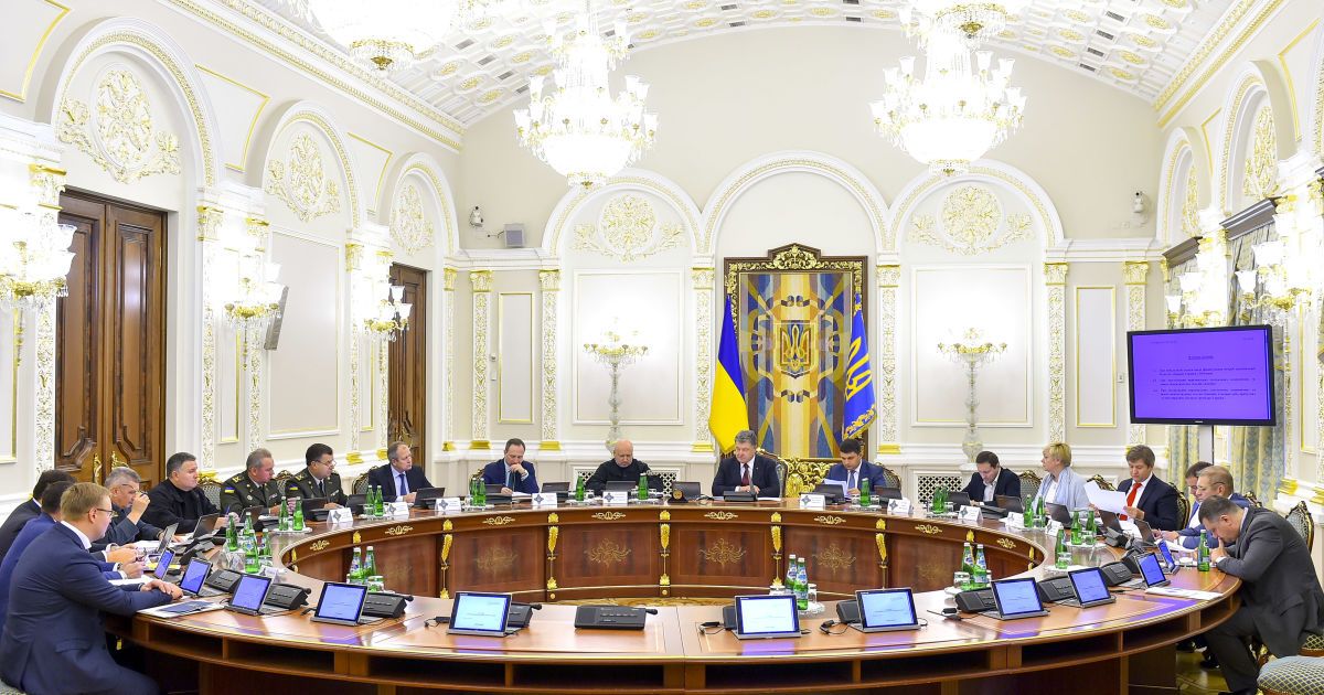 Порошенко поручил ввести санкции против участников российских выборов в оккупированном Крыму