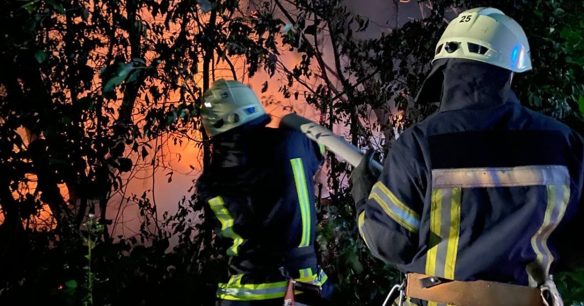 У Києві на Оболоні згорів дерев'яний будинок