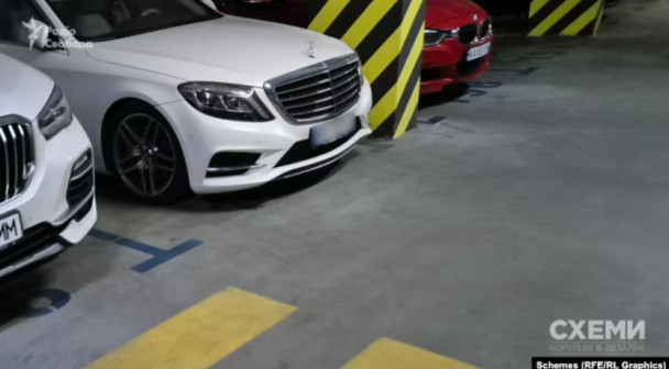 Власника Mercedes S-класу, який журналісти помітили на паркомісці, наразі встановити не вдалося / © "Схеми"