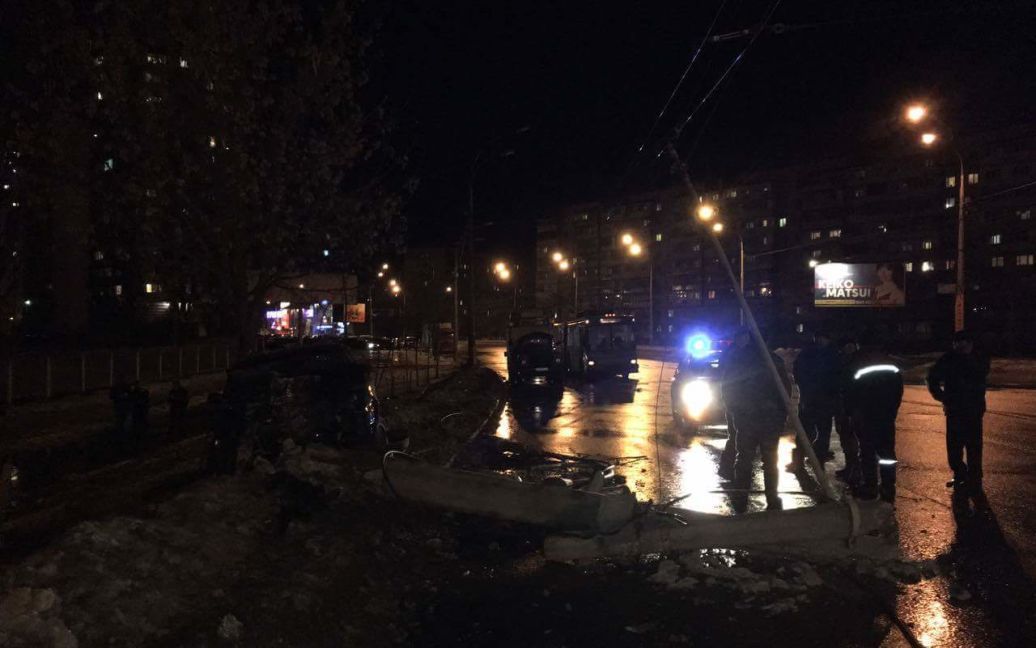 Авария произошла на столичной Оболони вечером 28 января / © Фото Валерии Ковалинской/ТСН