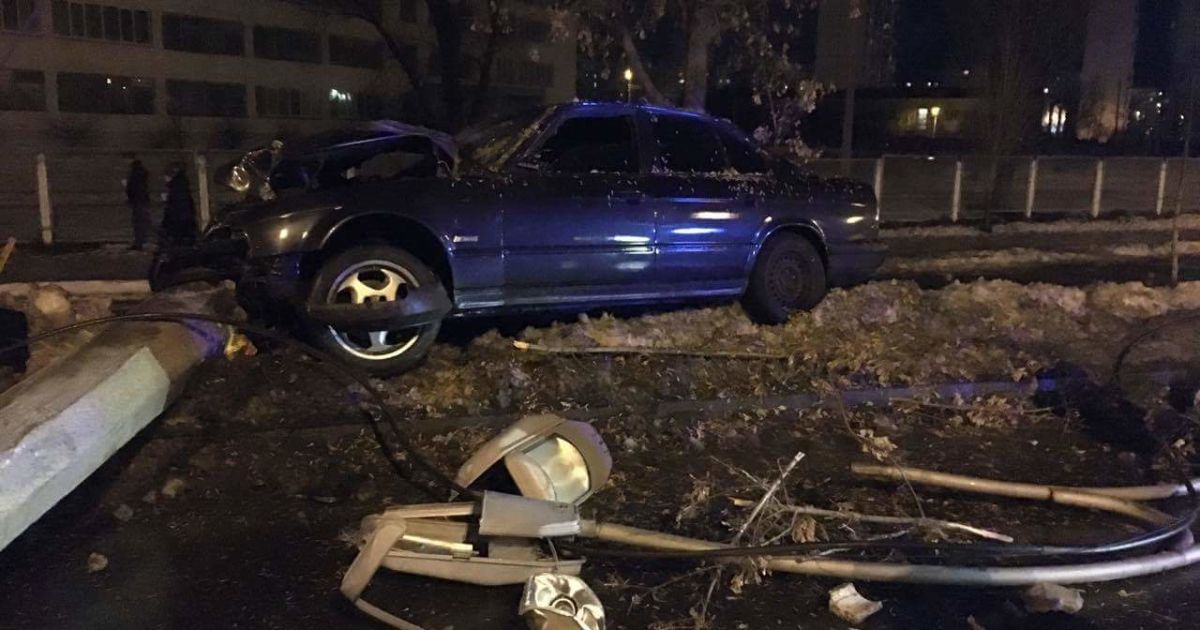 Авария произошла на столичной Оболони вечером 28 января / © Фото Валерии Ковалинской/ТСН