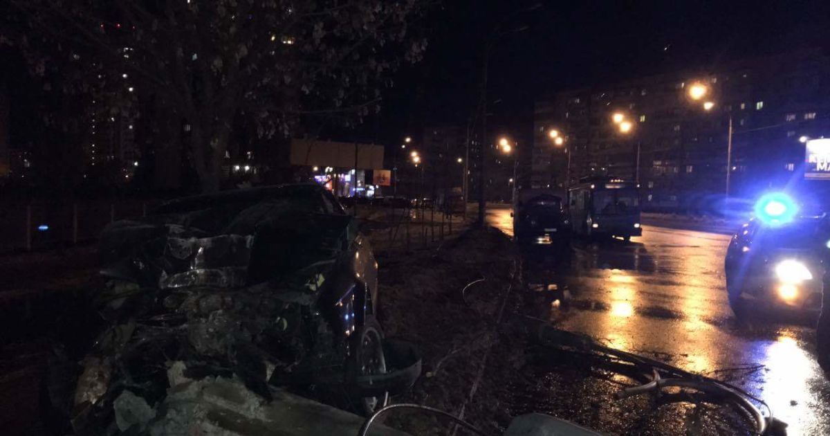 Авария произошла на столичной Оболони вечером 28 января / © Фото Валерии Ковалинской/ТСН