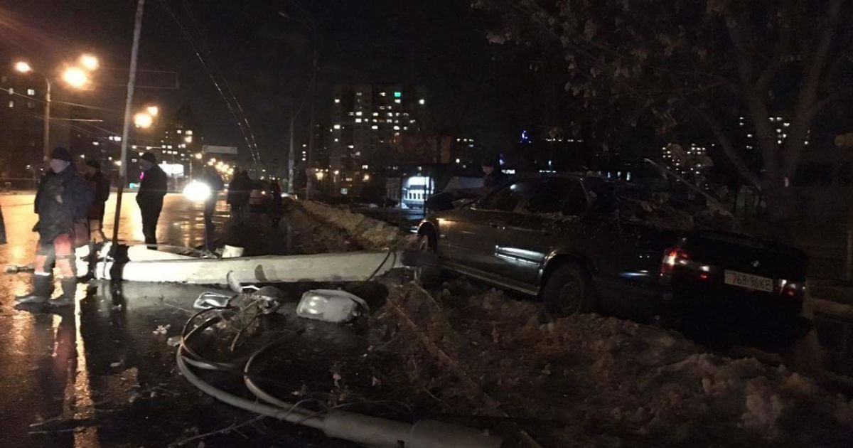 Авария произошла на столичной Оболони вечером 28 января / © Фото Валерии Ковалинской/ТСН