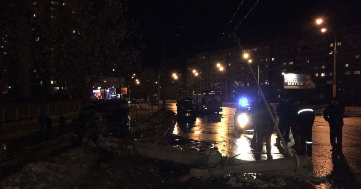 Авария произошла на столичной Оболони вечером 28 января / © Фото Валерии Ковалинской/ТСН