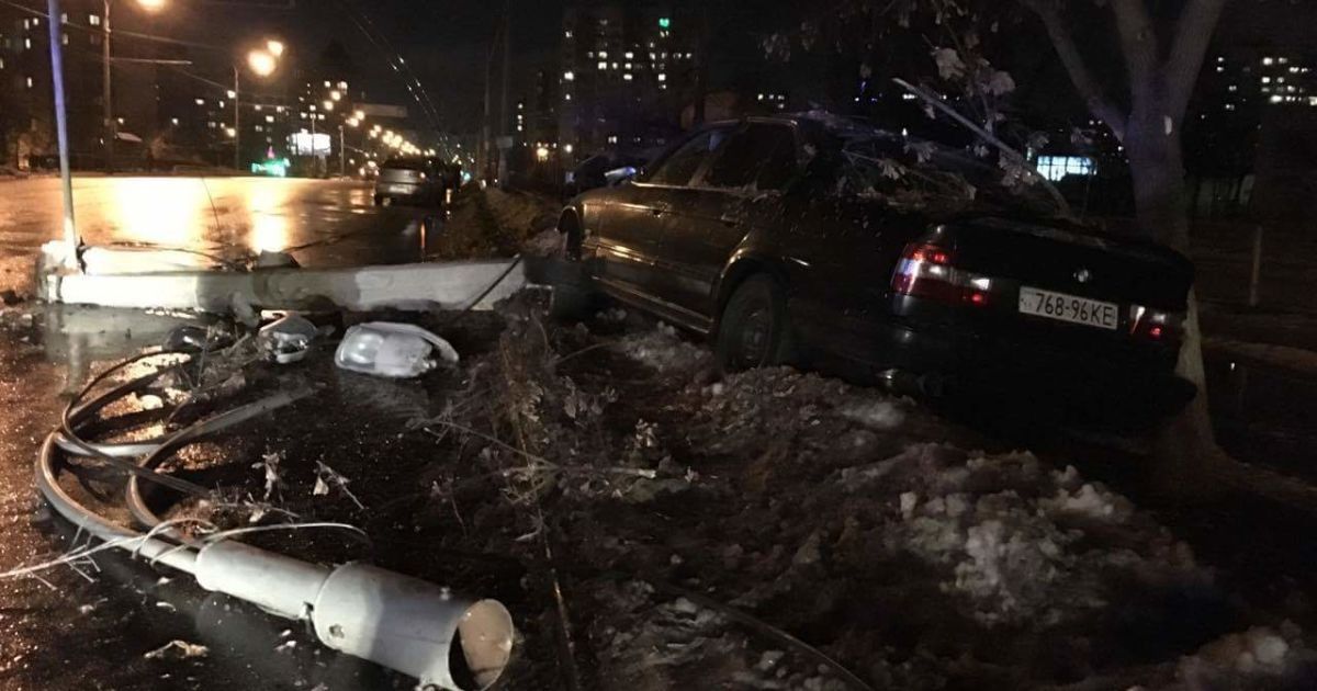 Авария произошла на столичной Оболони вечером 28 января / © Фото Валерии Ковалинской/ТСН