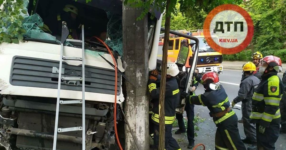 У Києві вантажівка влетіла в стовп, водія затиснуло в кабіні
