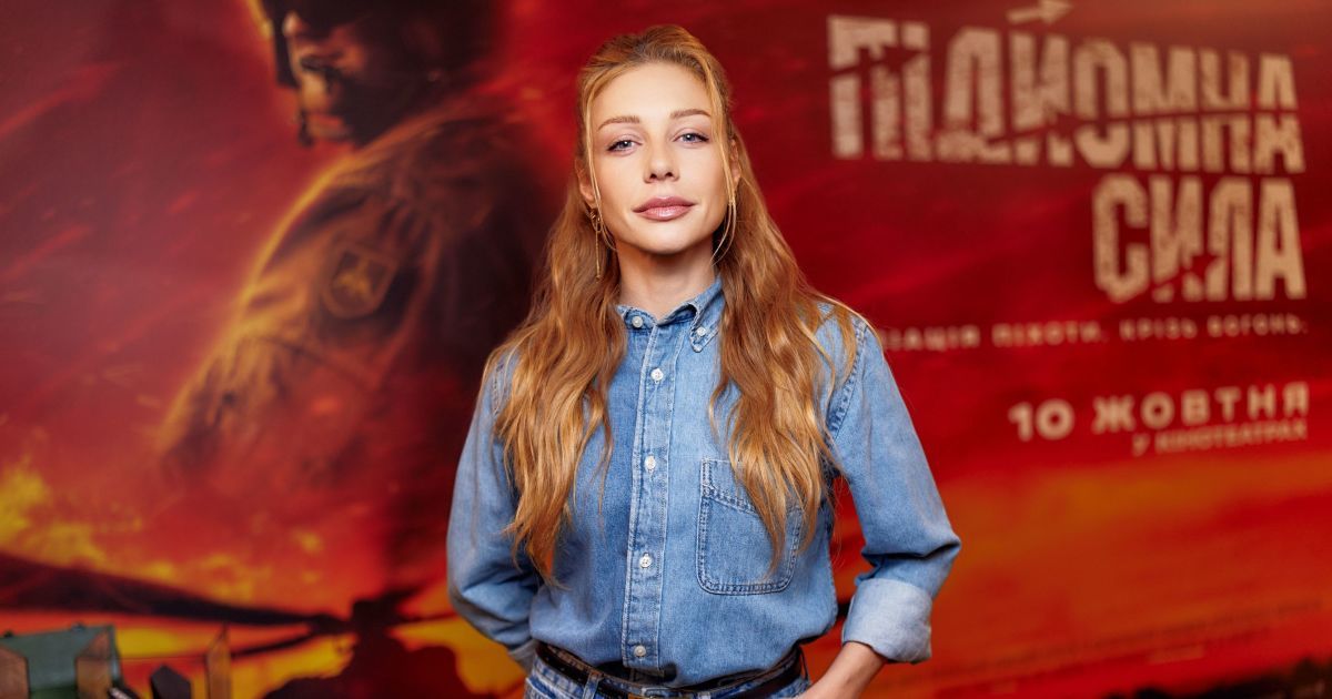 Звезды на премьере фильма "Підйомна сила": Тина Кароль – в джинсовом наряде, Владимир Кличко – в клетчатой рубашке