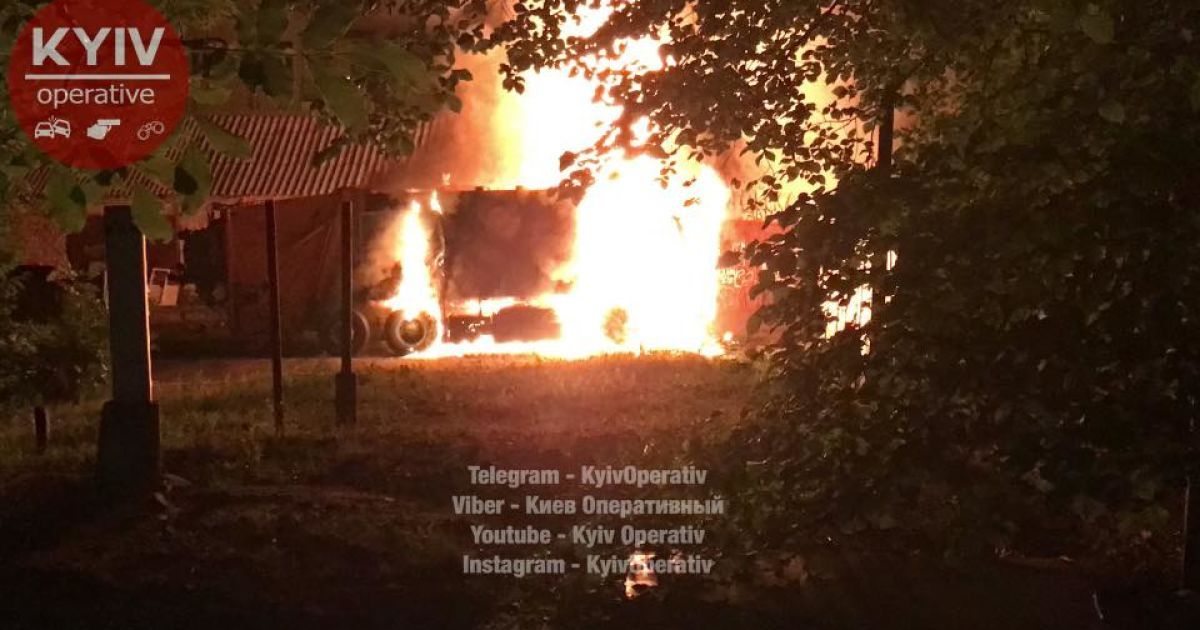 В Киеве из-за пожара мусоровоза эвакуировали людей
