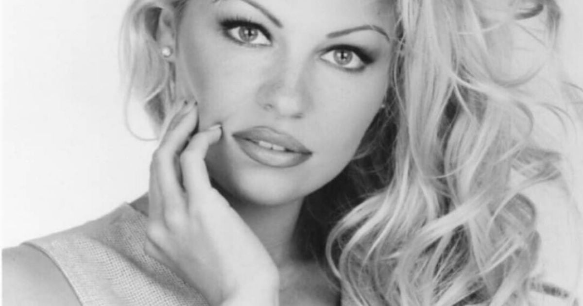 На ліжку: Памела Андерсон продемонструвала стрункі ноги