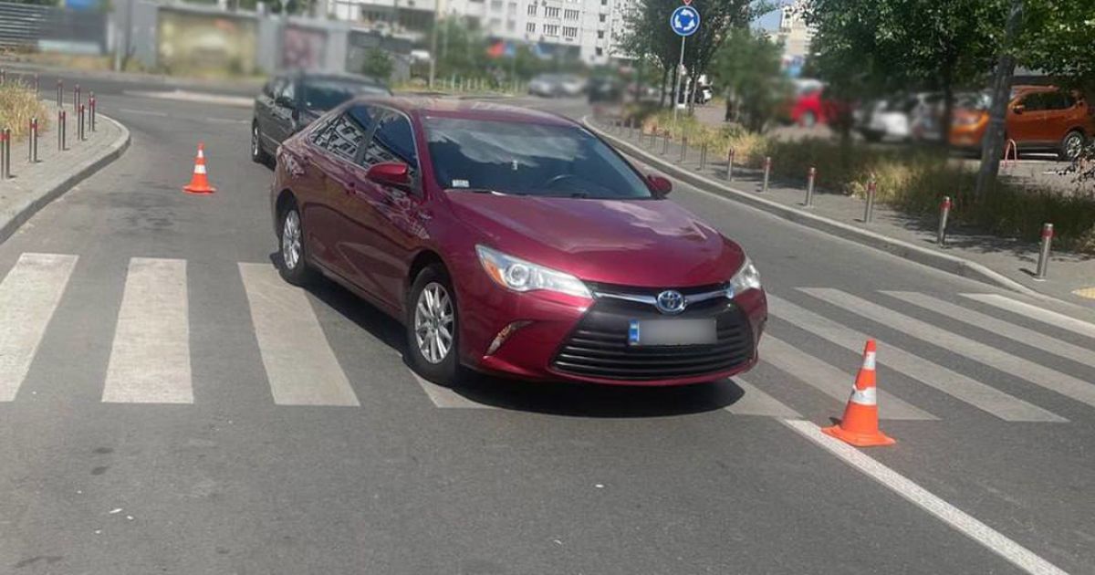 У Києві водій на пішохідному переході збив дитину у візку.