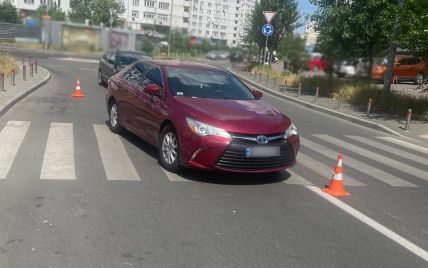 У Києві водій на пішохідному переході збив дитину у візку – її госпіталізували